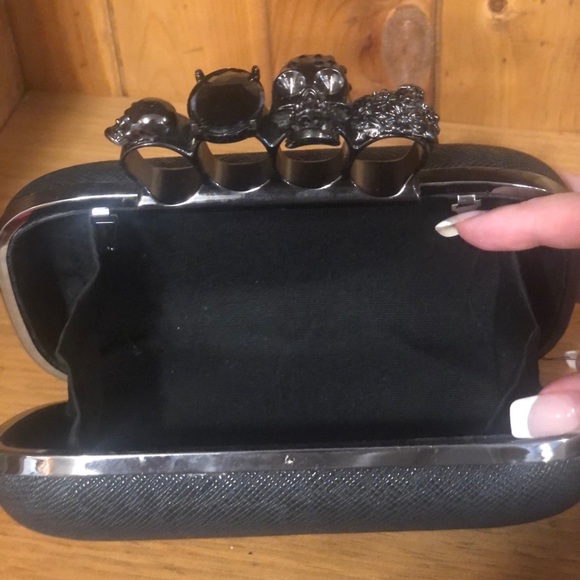 Black Skull Ring Clutch - Picture 4 of 4